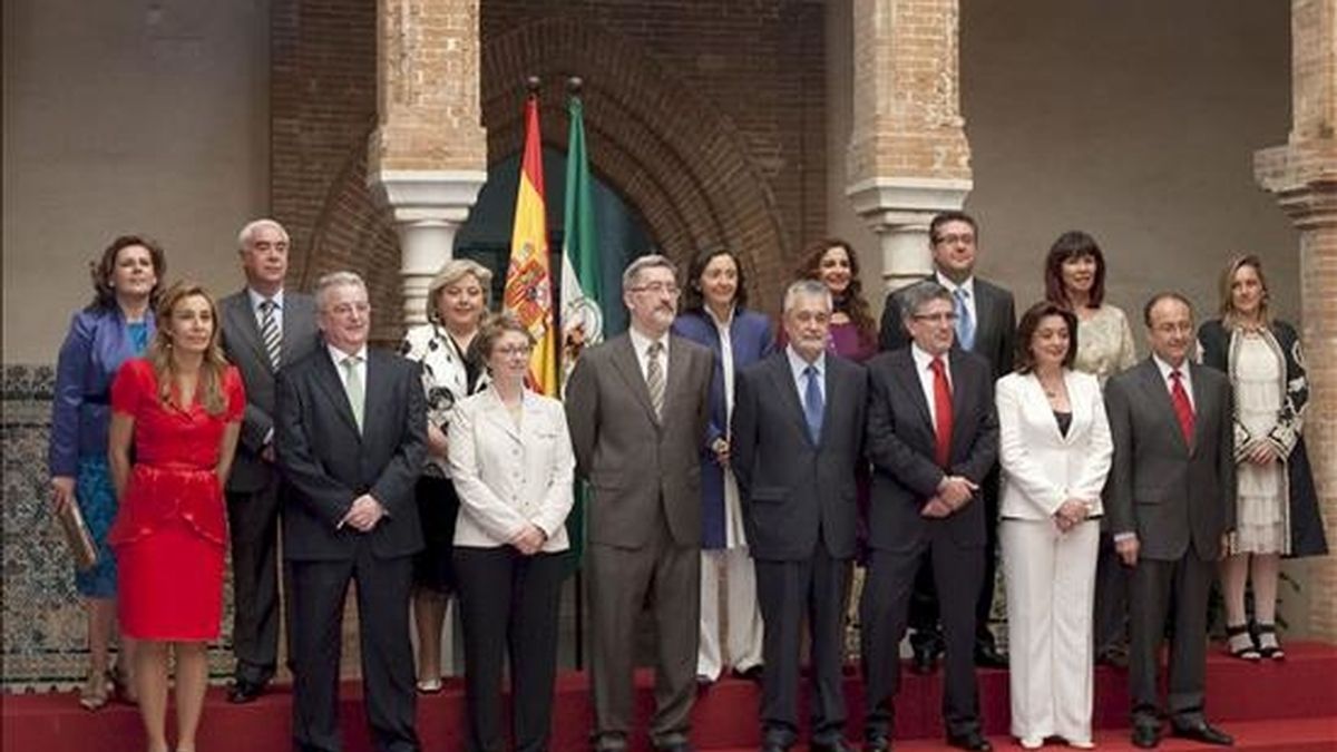 El presidente de la Junta de Andalucía, José Antonio Griñán (c), junto a los consejeros del nuevo gobierno andaluz en la foto de familia tras tomar posesión de sus cargos hoy en el Monasterio de Santa María de las Cuevas en Sevilla. EFE