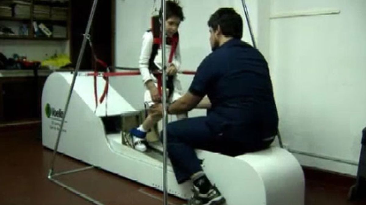 Jorge Cardile diseña un andador para que su hijo Ivo pueda caminar