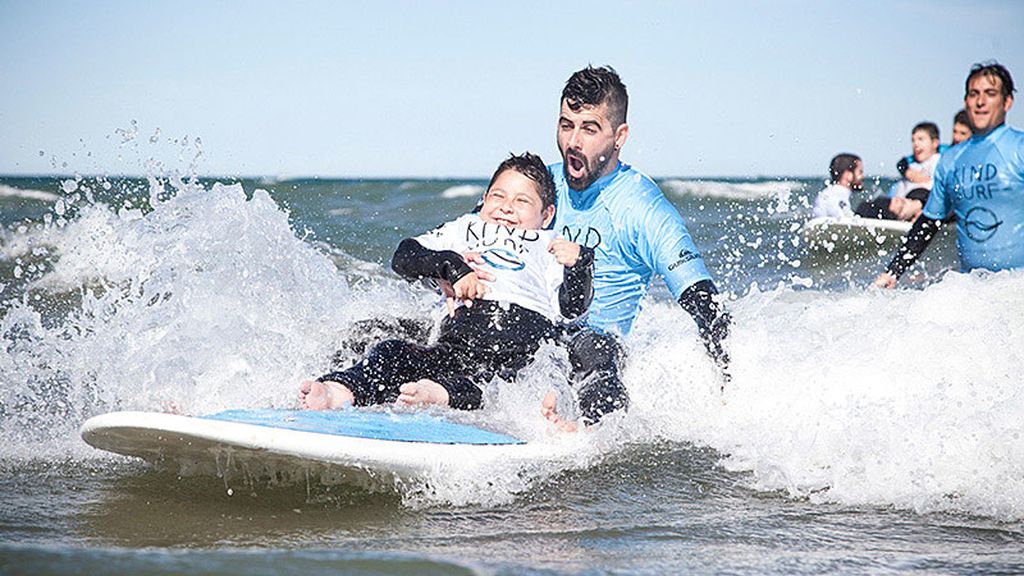 Las entrañables imágenes de Kind Surf en aguas valencianas y asturianas