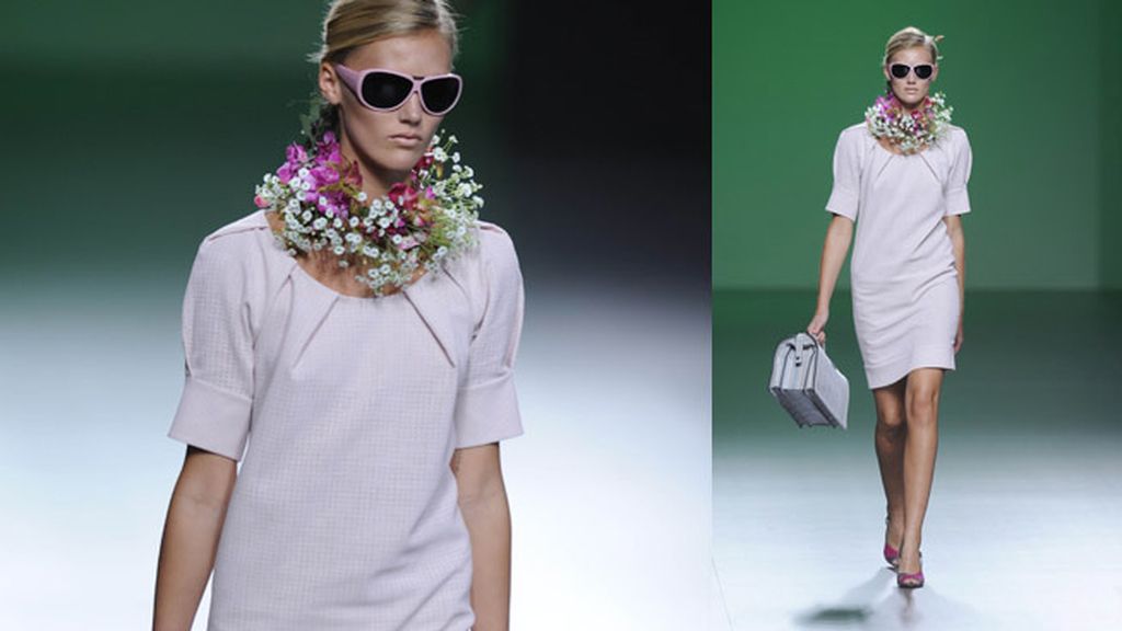 Declinar el gris y las flores, por Devota&Lomba