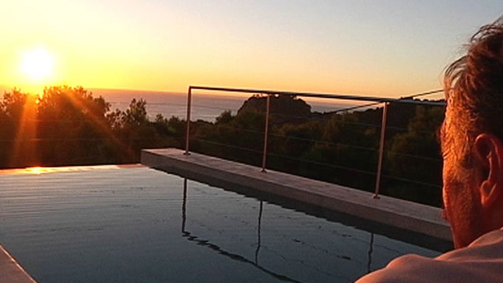 Un hombre disfruta de la maravillosa piscina con vistas al mar