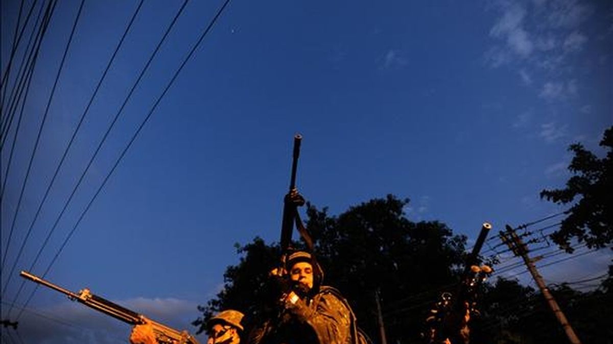 Soldados del ejército brasileño participan en un operativo en la favela Complexo do Alemao en Río de Janeiro (Brasil). EFE