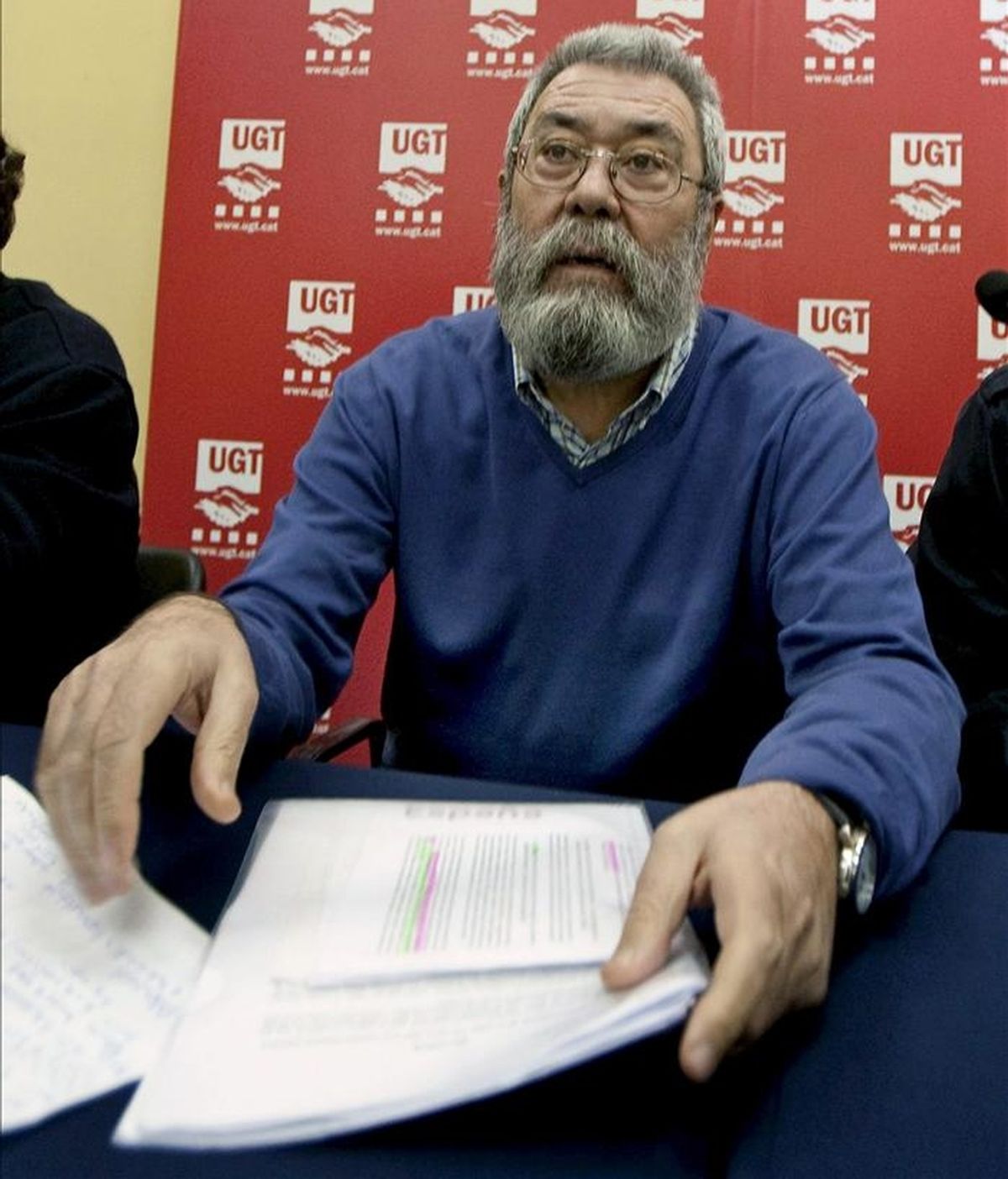 El secretario general de UGT, Cándido Méndez, explica a los medios de comunicación el reciente acuerdo alcanzado con el Gobierno sobre la Ley de Pensiones, durante la asamblea de afiliados de Seat que se ha celebrado hoy en L'Hospitalet de Llobregat (Barcelona). EFE El secretario general de UGT, Cándido Méndez, explica a los medios de comunicación el reciente acuerdo alcanzado con el Gobierno sobre la Ley de Pensiones, durante la asamblea de afiliados de Seat que se ha celebrado hoy en L'Hospitalet de Llobregat (Barcelona). EFE