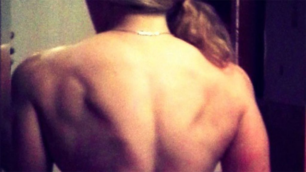 Una muñeca con cuerpo de Hulk