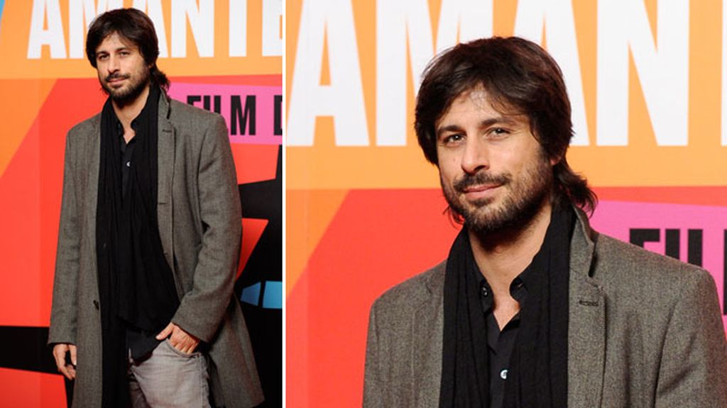 Gabardina, camisa y fular: la elección de Hugo Silva