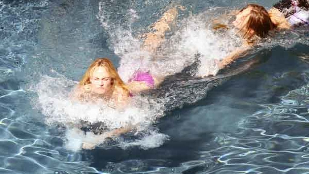 Amber Valletta se refresca con un chapuzón