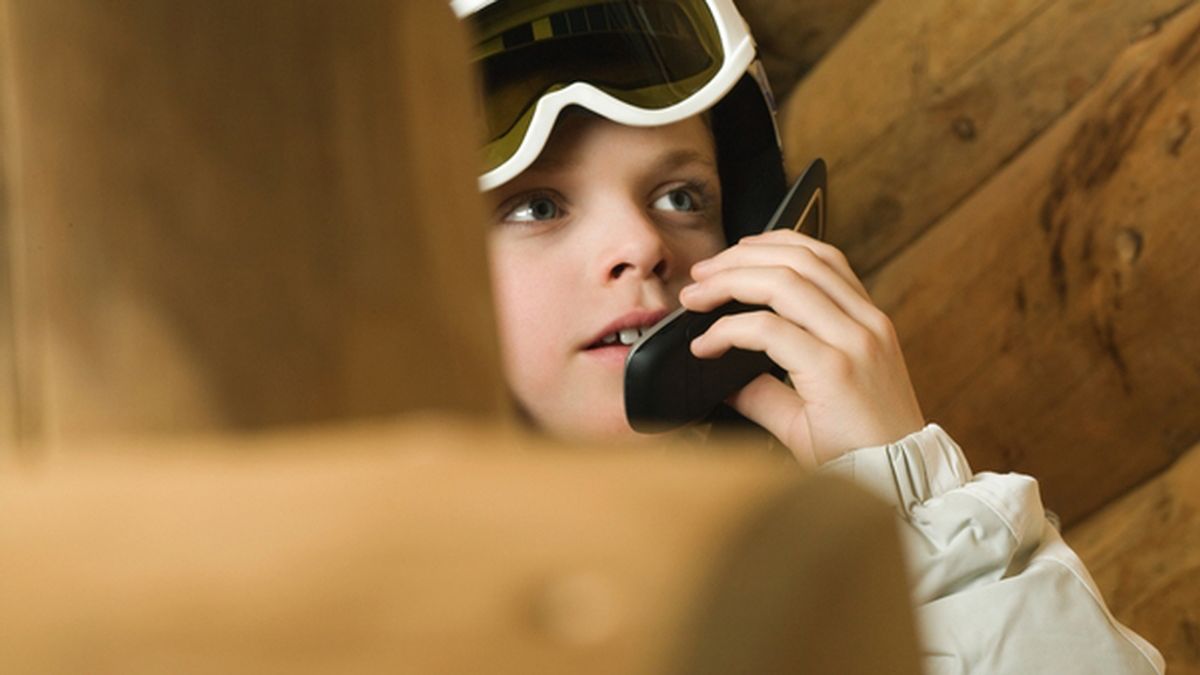 Un niño habla por teléfono
