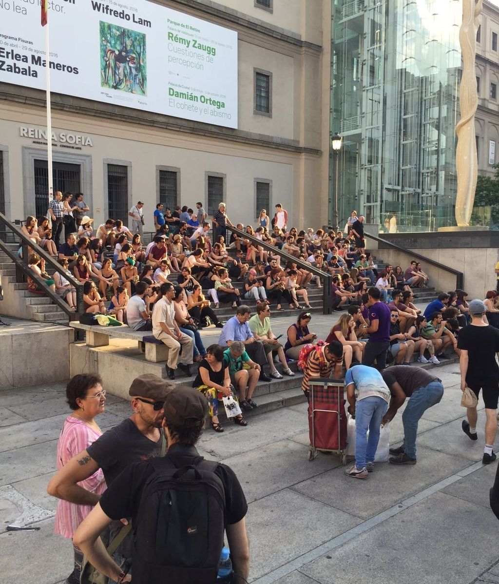 Los simpatizantes de Unidos Podemos, reunidos frente al Museo Reina Sofía