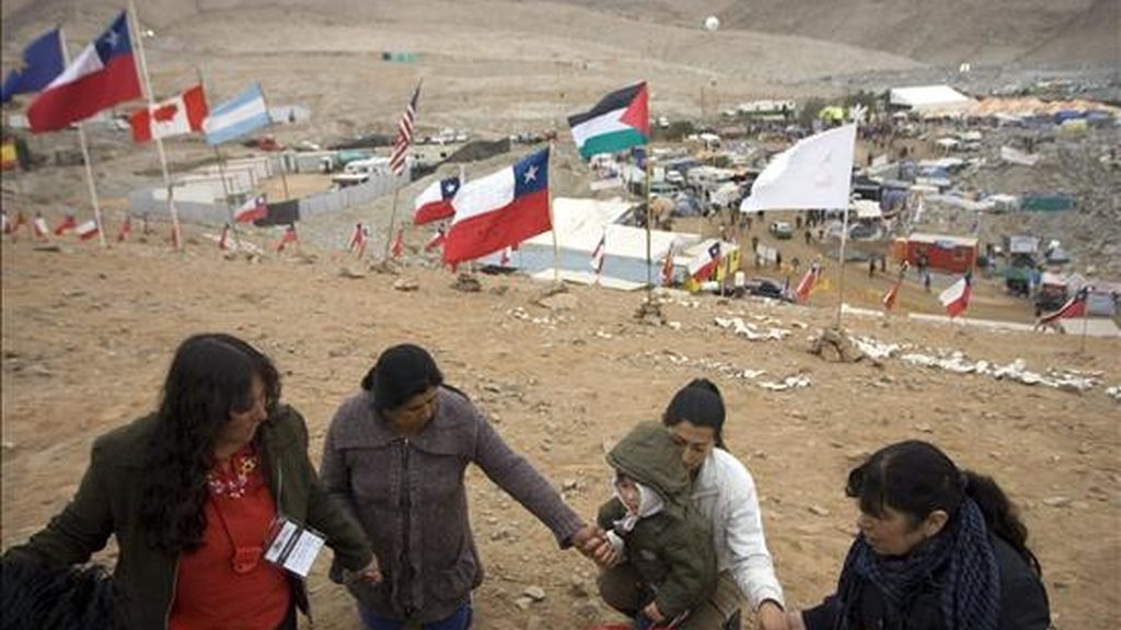 Familiares de los mineros atrapados en Chile oran este, 11 de octubre, para agradecer por los avances en el rescate de sus parientes en el yacimiento San José cercano a Copiapó (Chile). EFE Familiares de los mineros atrapados en Chile oran este, 11 de octubre, para agradecer por los avances en el rescate de sus parientes en el yacimiento San José cercano a Copiapó (Chile). EFE