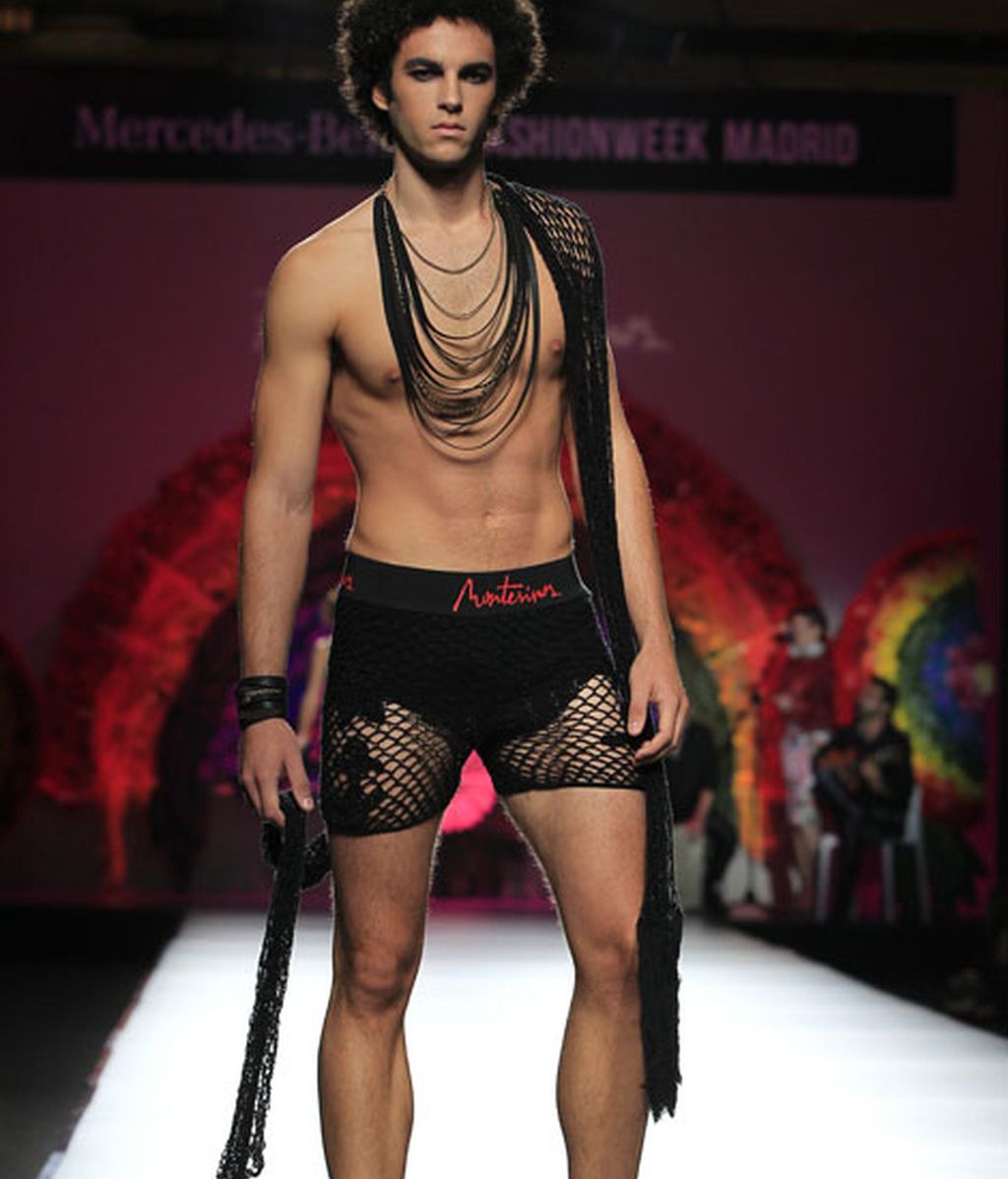 Una pasarela llena de flores y color