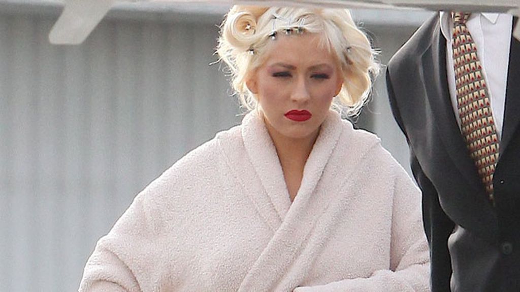Christina Aguilera con rulos y albornoz
