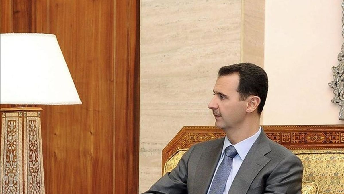 Fotografía facilitada por la agencia oficial de noticias SANA ayer en la que se ve al presidente sirio Bachar al Asad durante su reunión el ministro catarí de Exteriores Sheikh Hamad bin Jassem bin Jabr Al Thani en Damasco, Siria. EFE