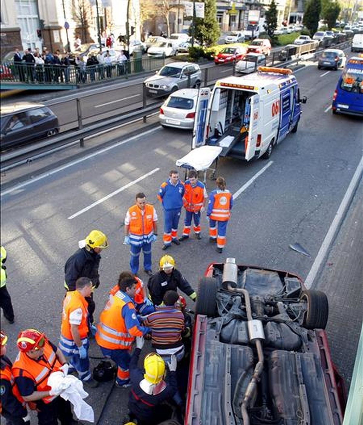 Miembros del equipo de Bomberos de A Coruña rescatan a un hombre herido como consecuencia del accidente de tráfico. EFE/Archivo