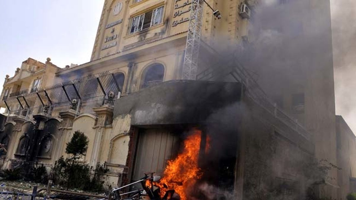 Los manifestantes asaltan la sede central de los Hermanos Musulmanes en El Cairo