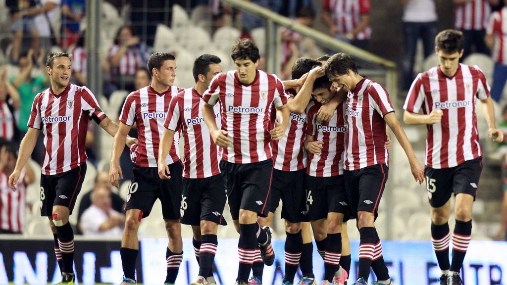 Los jugadores del Athletic Club celebran el segundo gol para su equipo frente al HJK Helsinki durante el partido de ida del Play Off de la Liga Europa