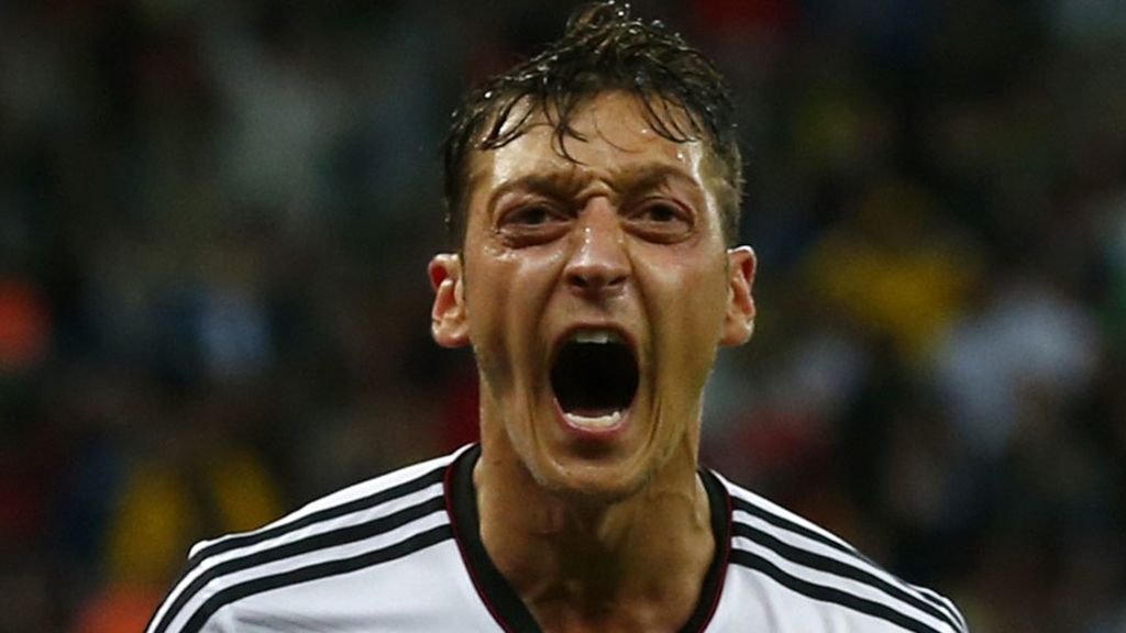 El éxtasis de Mesut Özil contra Argelia