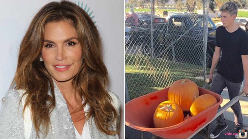 Cindy Crawford convierte a su hijo Presley en portador de calabazas