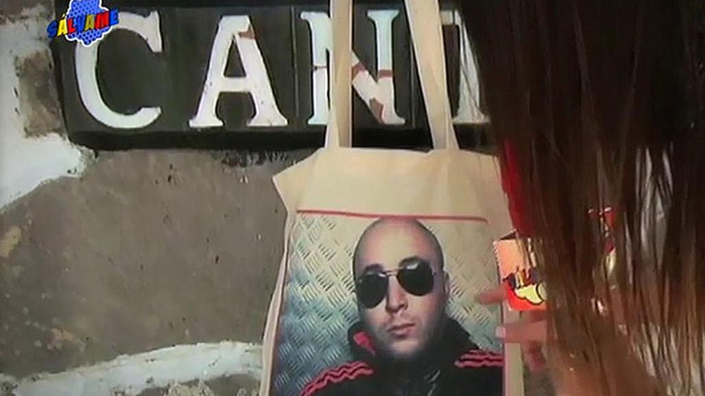 Un bolso con las fotos de Kiko Rivera y los colaboradores del programa