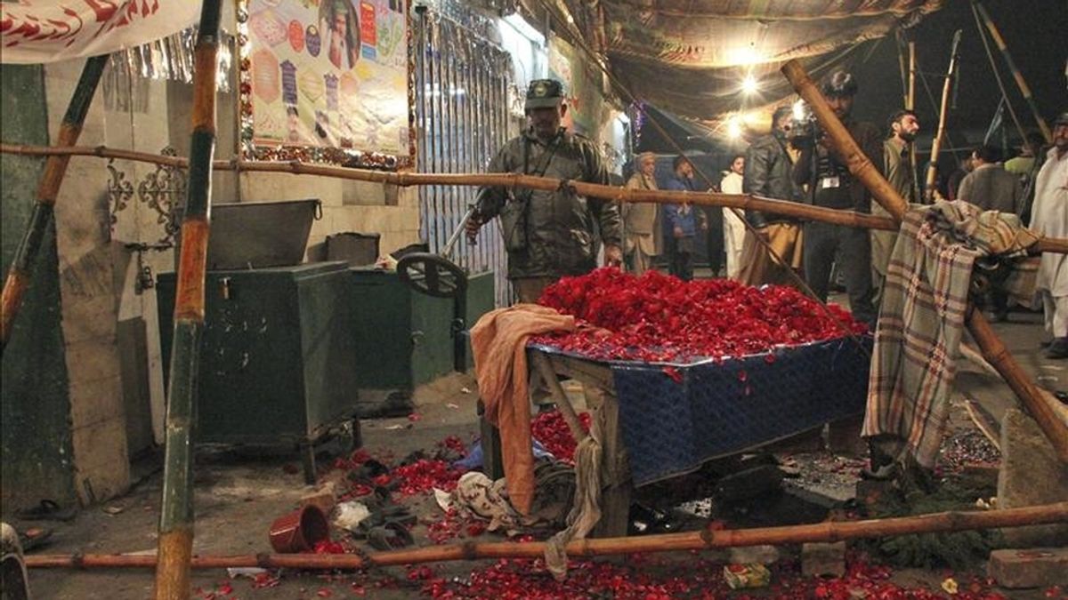 Oficiales de las fuerzas de seguridad inspeccionan el lugar donde ayer explotó, por control remoto, un explosivo en la mezquita de Saint Baba Haider Sayeen, en Lahore (Pakistán). EFE Oficiales de las fuerzas de seguridad inspeccionan el lugar donde ayer explotó, por control remoto, un explosivo en la mezquita de Saint Baba Haider Sayeen, en Lahore (Pakistán). EFE