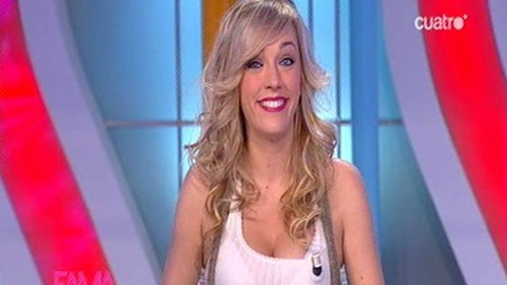 Anna con camiseta blanca y chaleco beige