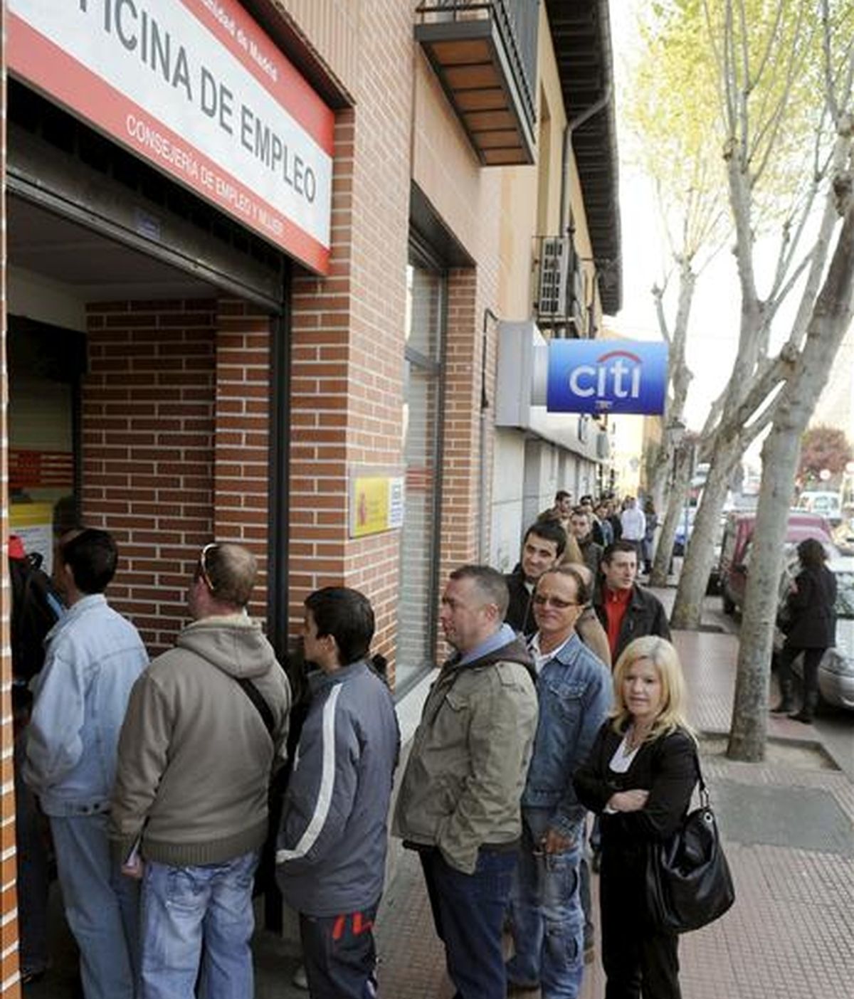 Varias personas hacen cola en la Oficina de Empleo de la Avenida de Guadalajara de Alcalá de Henares (Madrid). EFE/Archivo