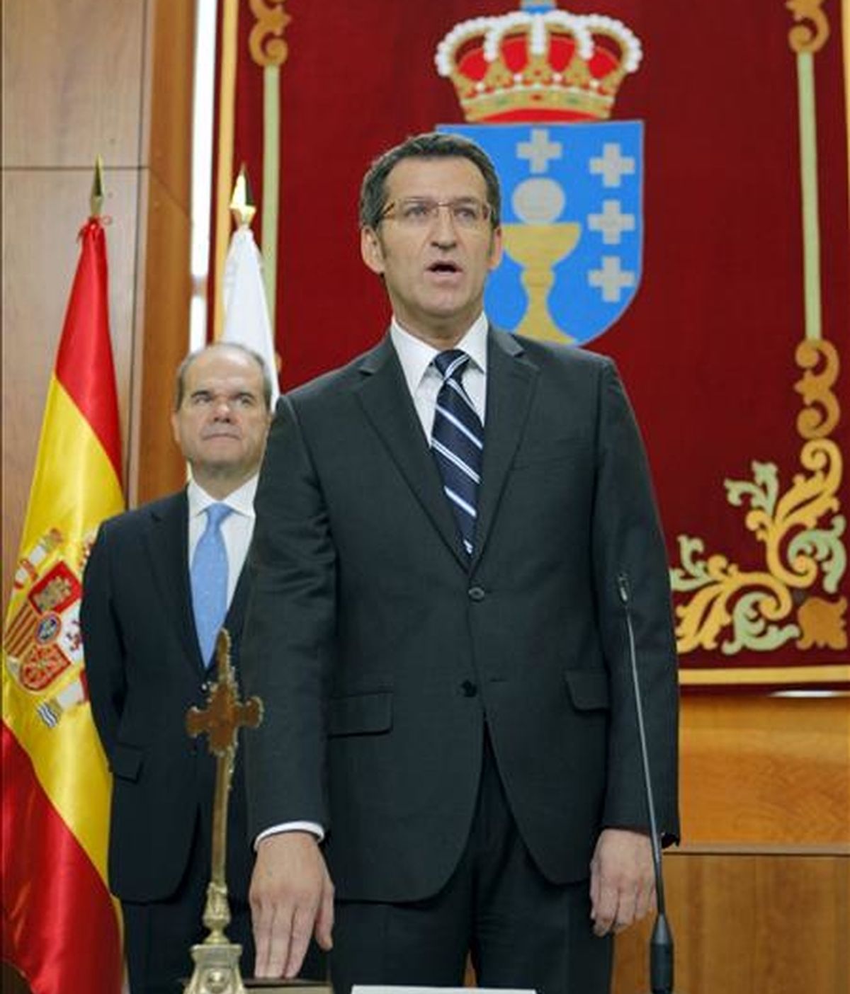 El presidente de la Xunta de Galicia, Alberto Núñez Feijóo, prometió su cargo, en presencia del vicepresidente tercero del Gobierno, Manuel Chaves, esta mañana en el Parlamento de Galicia. EFE