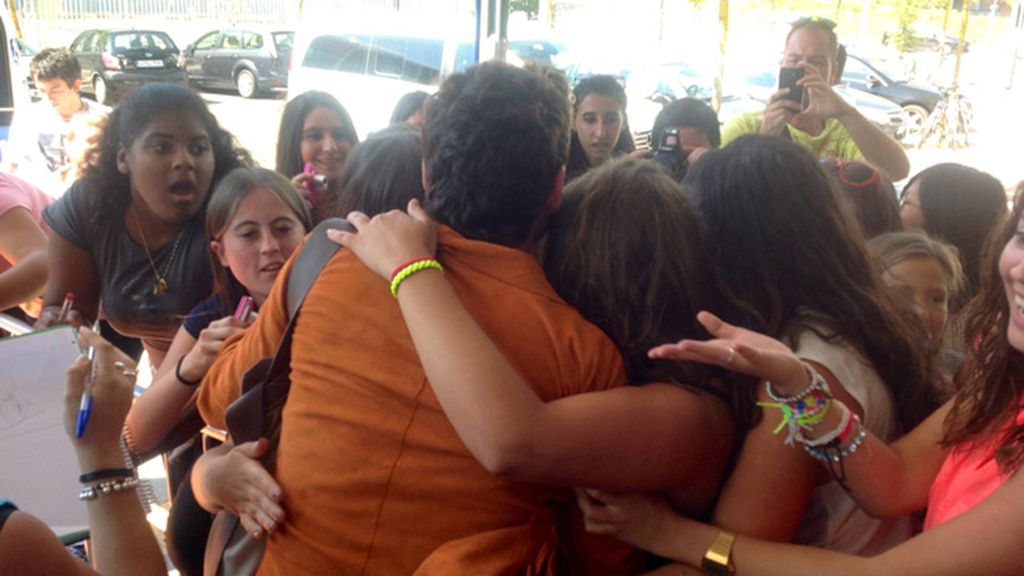 Locura absoluta a la llegada a Vitoria