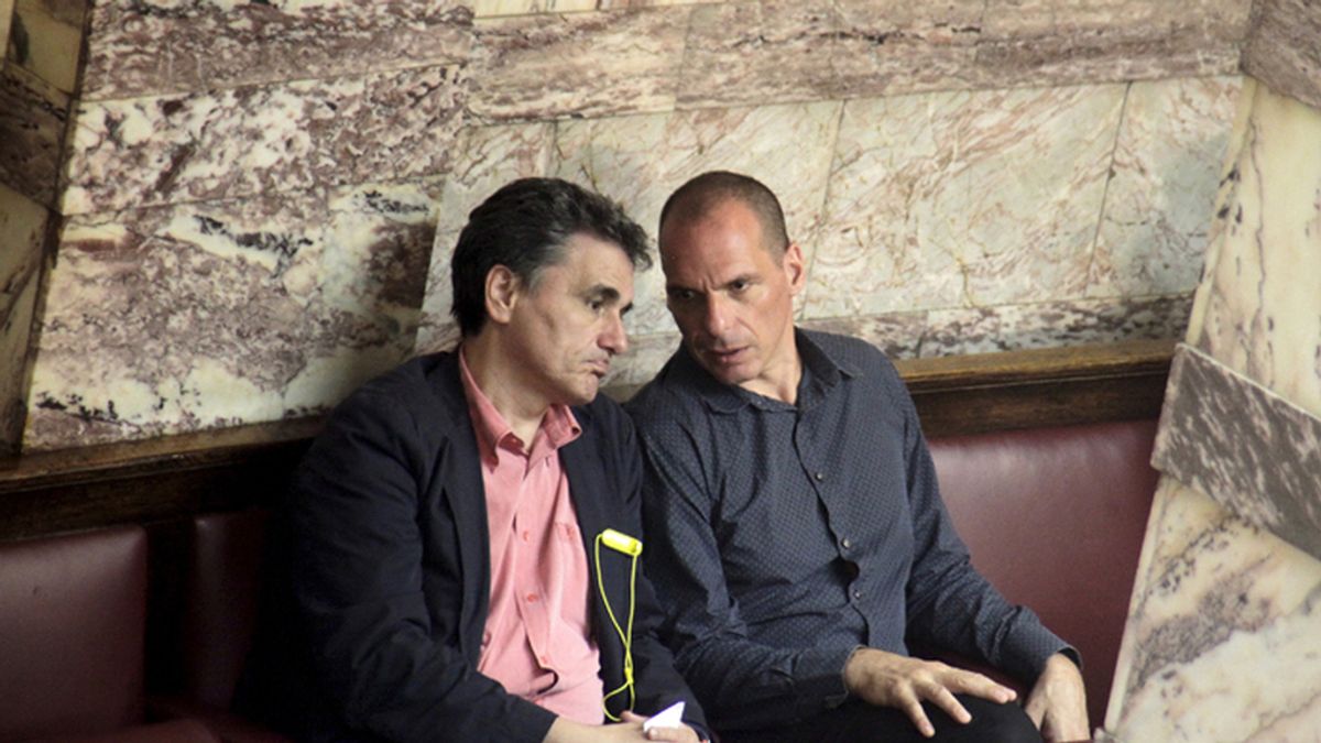 Yanis Varufakis y Euclides Tsakalotos en el Parlamento griego