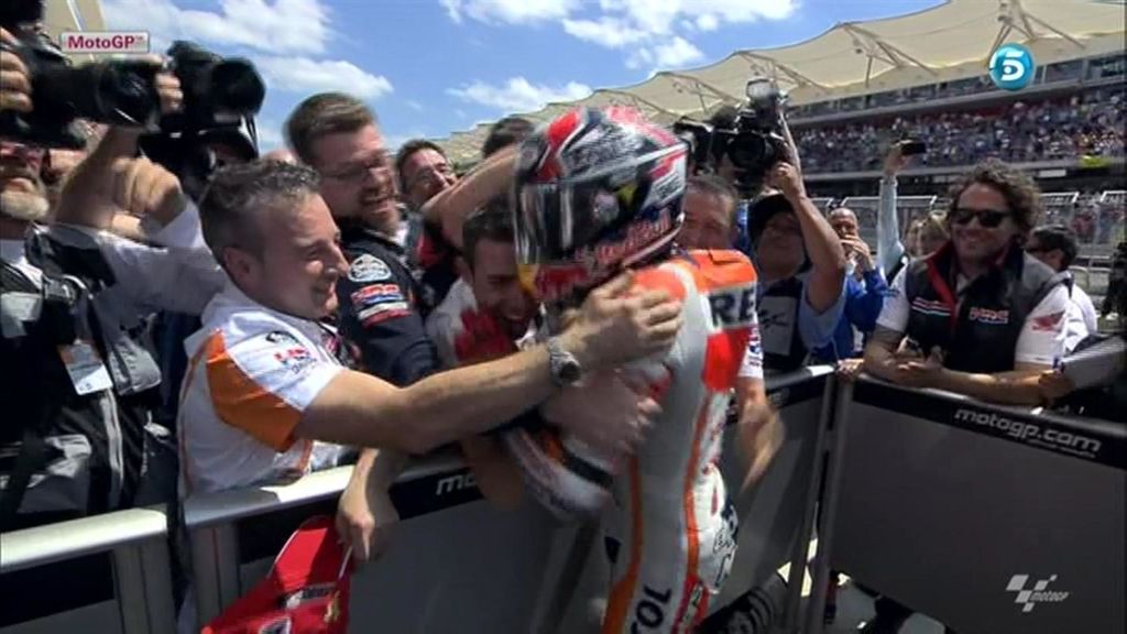 La felicitación de Rossi a Márquez y la celebración de Marc, en fotos