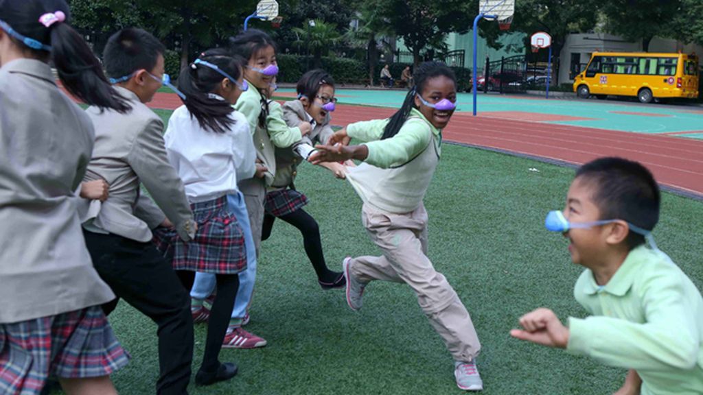Niños con máscaras nasales por la contaminación en Shangai