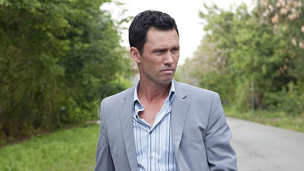 El exagente Michael Westen realiza extraoficialmente trabajos para la C.I.A. y el F.B.I
