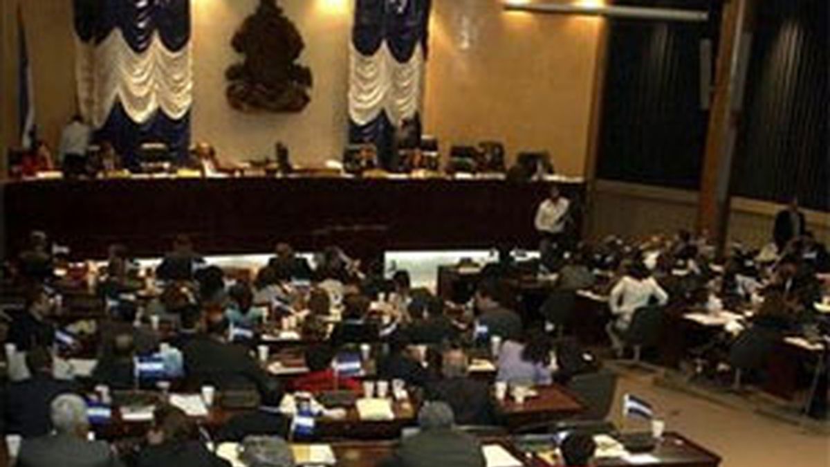 Vista de la sesión del Congreso de Honduras en el que se ha denegado la restitución de Zelaya. Foto: EFE