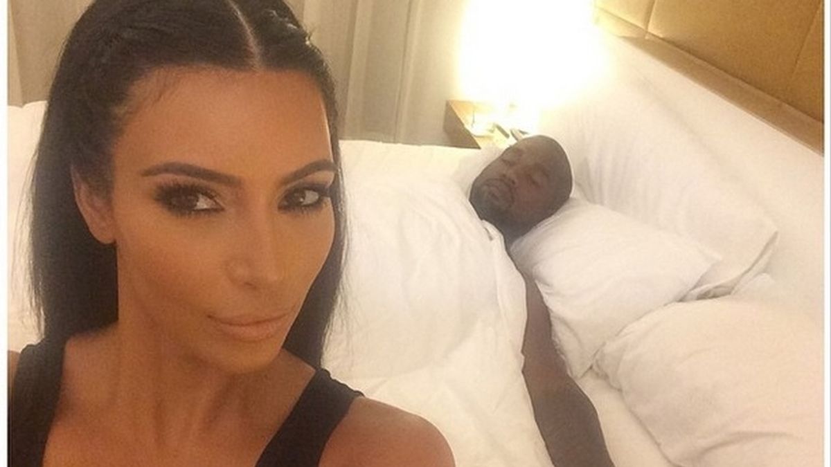 Kim Kardashian y Kanye West, selfie en la cama