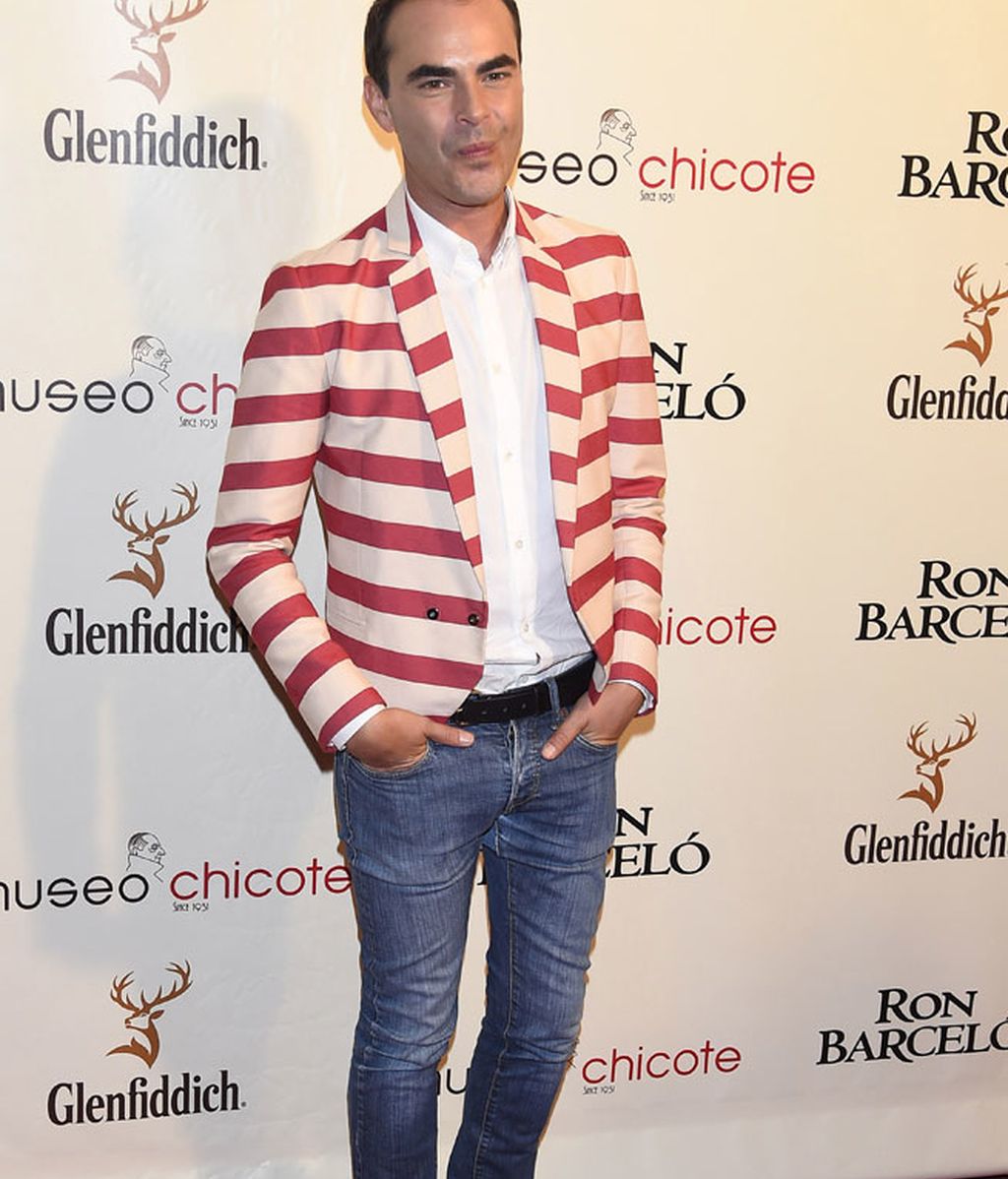 El diseñador Ion Fiz, con americana marinera