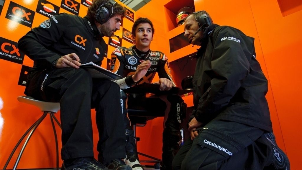 Márquez conversa con parte de su equipo