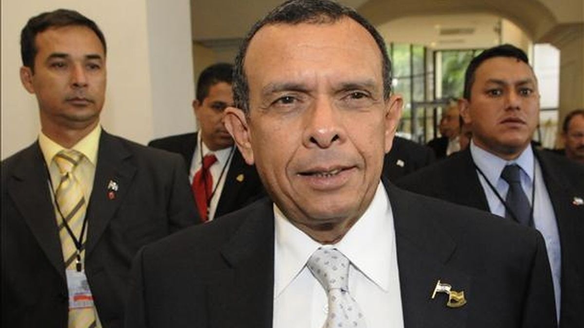 El presidente de Honduras Porfirio Lobo (c), el pasado 20 de julio, a su salida de las mesas de trabajo de la Cumbre Extraordinaria de Sistema de Integracion Centroamericana (SICA), en San Salvador. EFE/Archivo