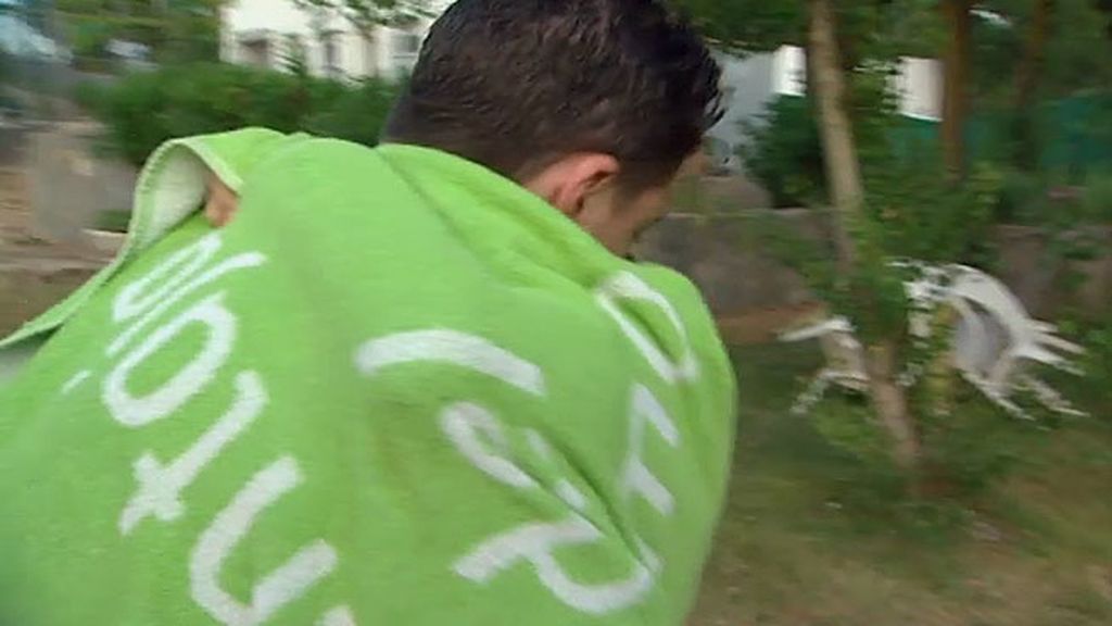 Celosas, las chicas intentan acabar con el momento de intimidad de Leo y María