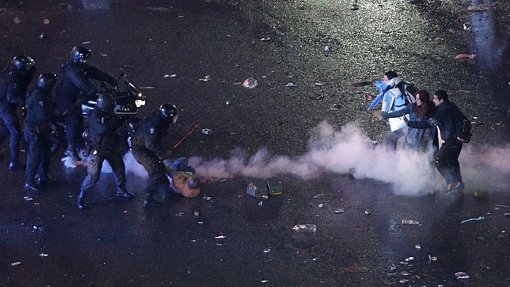 Lluvia de golpes y de piedras en la Plaza del Obelisco