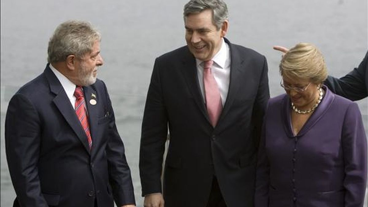 El presidente de Brasil, Luiz Inácio Lula da Silva (i), el primer ministro británico, Gordon Brown (c), y la presidenta chilena, Michelle Bachelet (d),conversan el pasado 28 de marzo durante la foto oficial de la VI Cumbre de Líderes Progresistas en Viña del Mar (Chile). EFE