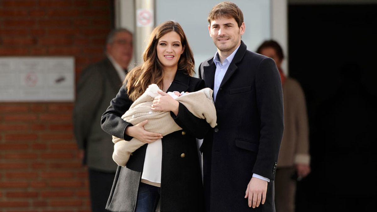Sara Carbonero e Iker Casillas presentan a su hijo