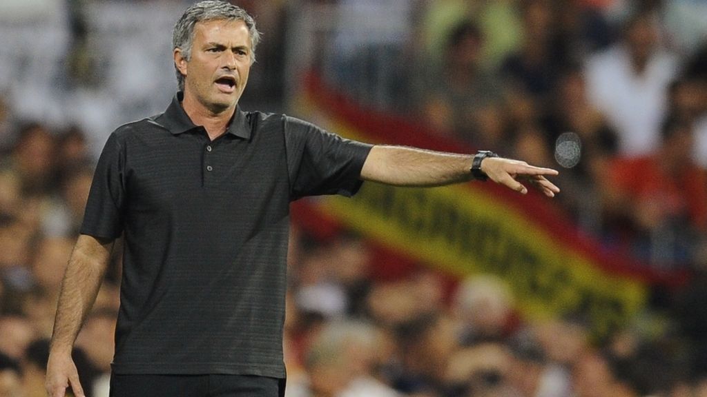 Mourinho da instrucciones durante un partido