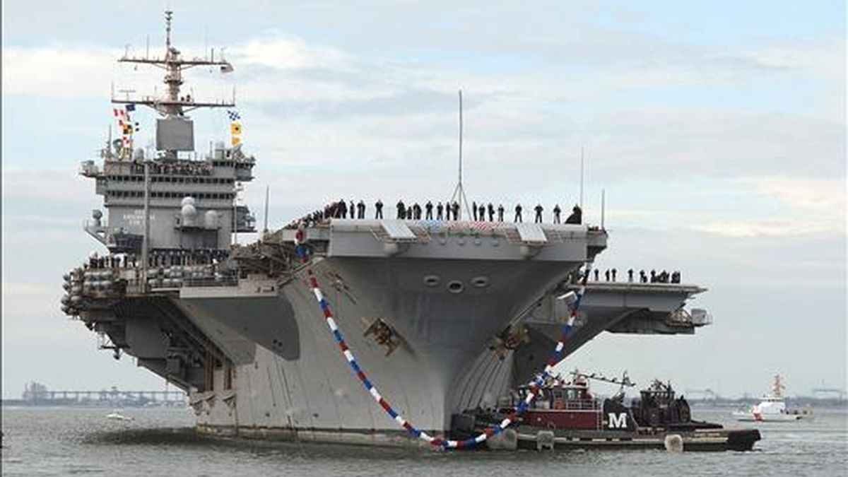 Fotografía cedida del porta aviones nuclear USS Enterprise a su llegada a Norfolk (VA, EEUU). La marina de Estados Unidos ha empezado una investigación a varios oficiales del Enterprise por una serie de videos de contenido sexual los cuales fueron mostrados a los cerca de 6.000 tripulantes de la nave. EFE