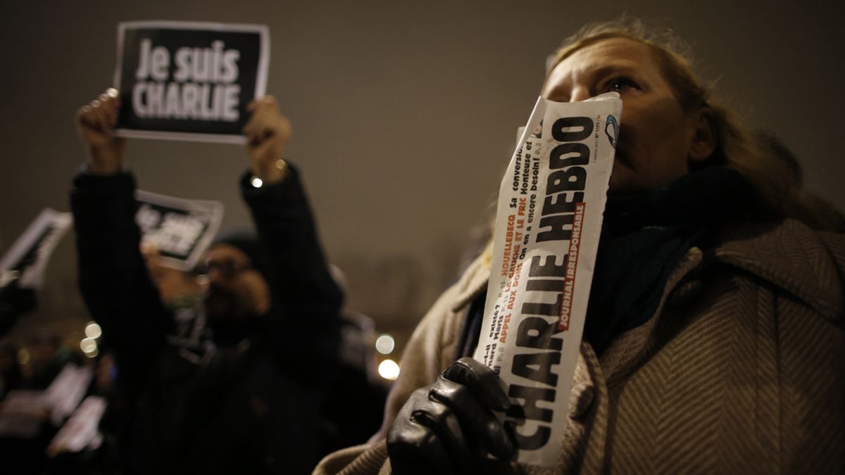 Miles de personas se concentran en París tras el atentado contra 'Charlie Hebdo'