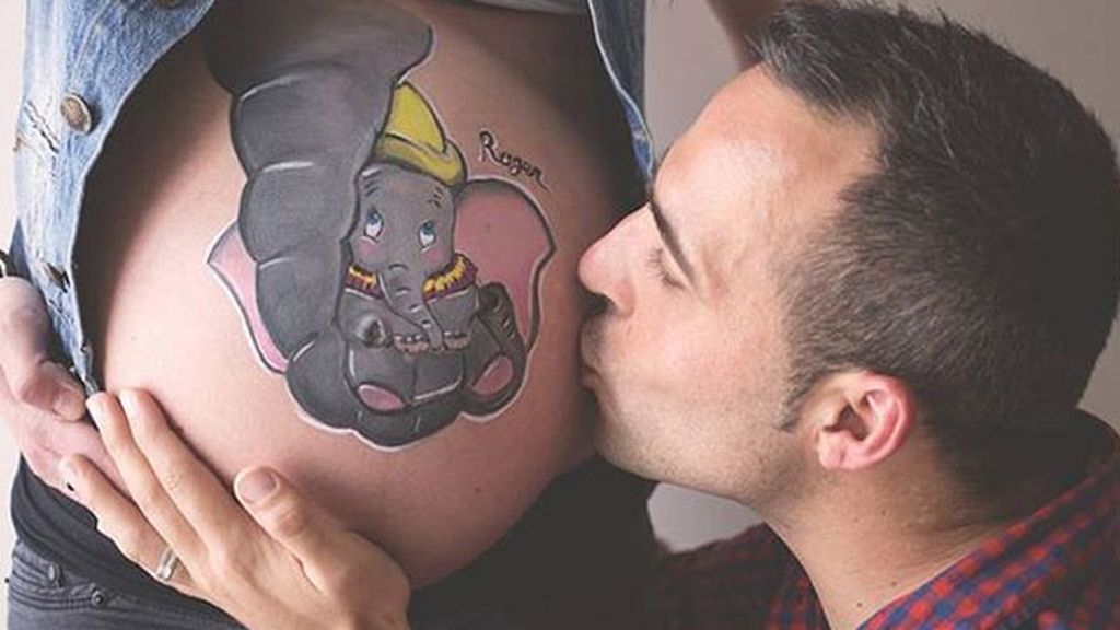 Dibujos personalizados adornan temporalmente la piel de las futuras madres