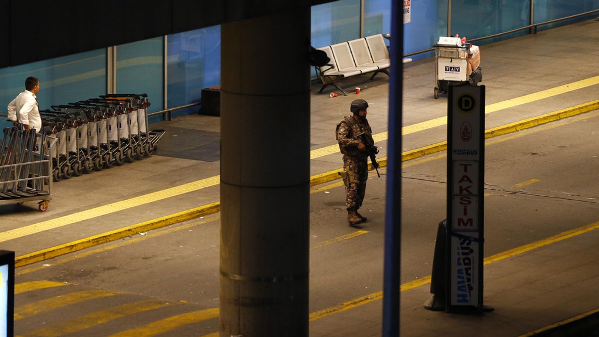 Dos explosiones y un tiroteo en el aeropuerto de Ataturk