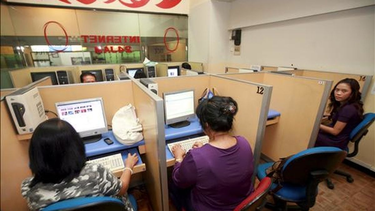 Varias mujeres utilizan unos ordenadores en un cibercafé de la ciudad de Yakarta. EFE/Archivo