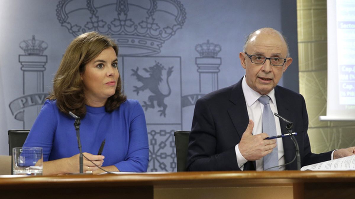 Soraya Sáenz de Santamaría y Cristóbal Montoro en la rueda de prensa tras el Consejo de Ministros
