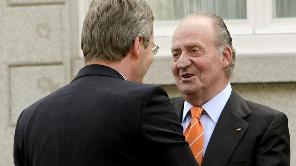 El Rey saluda al presidente de Alemania, Christian Wulff, en el Palacio de la Zarzuela. EFE/Archivo El Rey saluda al presidente de Alemania, Christian Wulff, en el Palacio de la Zarzuela. EFE/Archivo