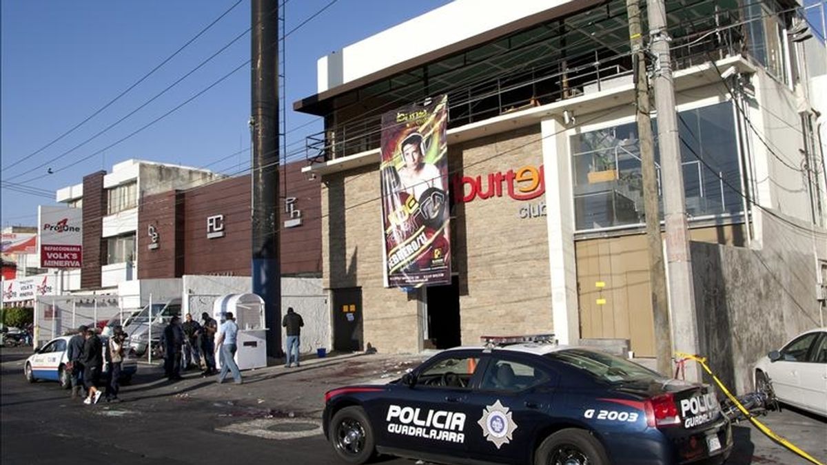 Vista de la fachada de un centro nocturno de la ciudad mexicana de Guadalajara, donde al menos seis personas murieron y otras 30 resultaron heridas durante un ataque con una granada y un tiroteo. EFE