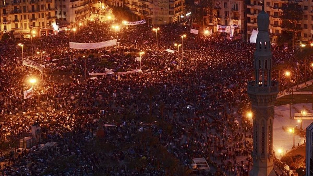 Miles de egipcios se han concentrado en la plaza Tahrir en El Cairo por undécimo día consecutivo para pedir la dimisión del presidente Mubarak. EFE